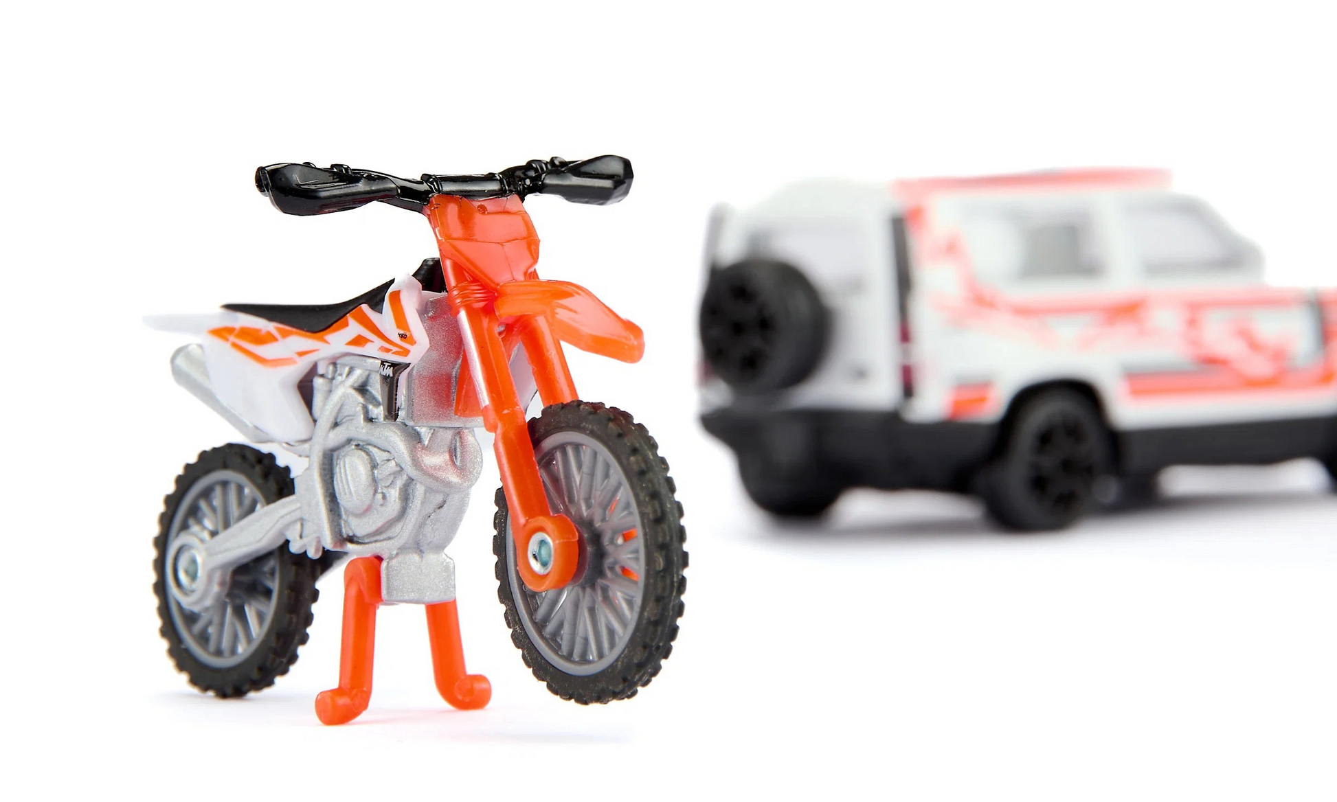 Land Rover Defender mit KTM Motorrad