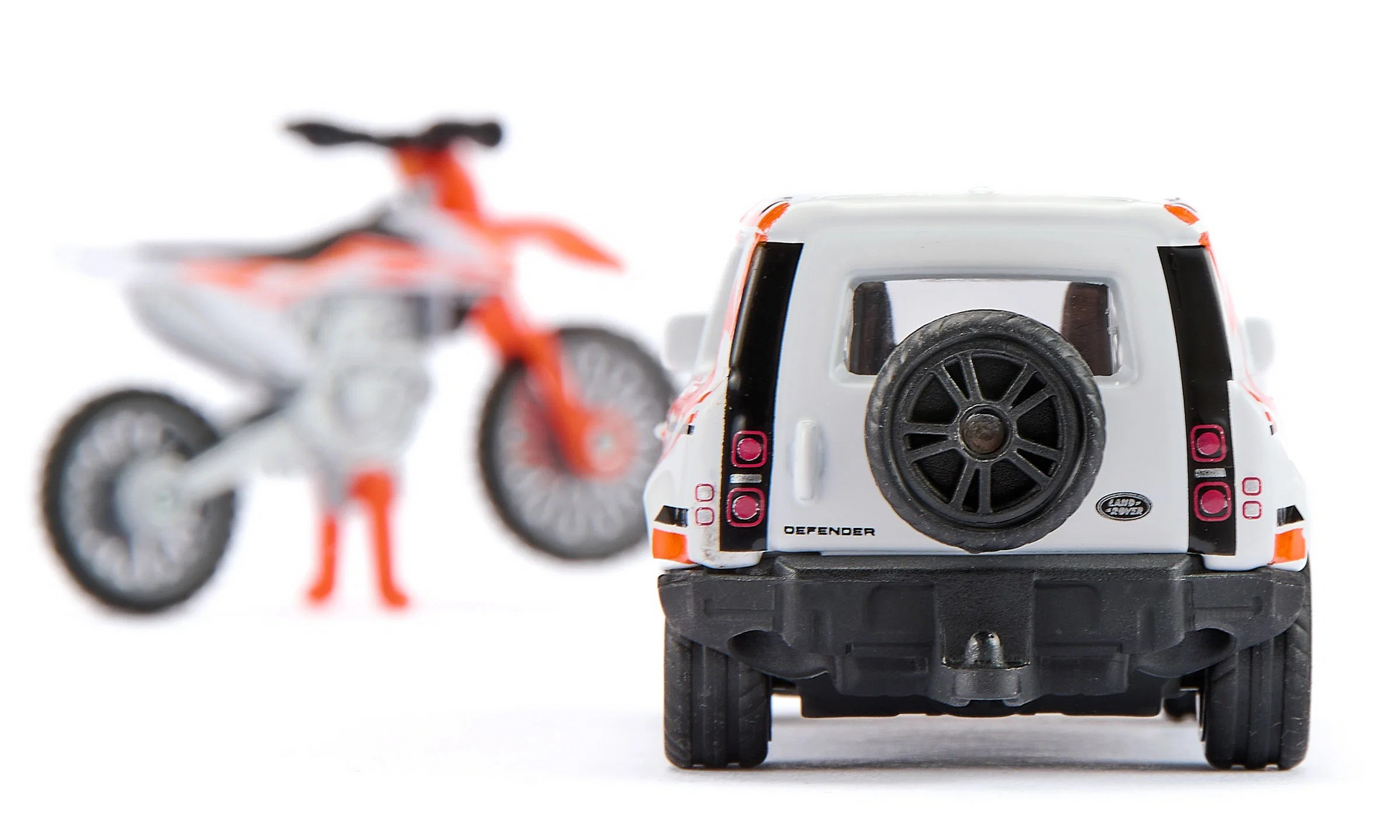 Land Rover Defender mit KTM Motorrad