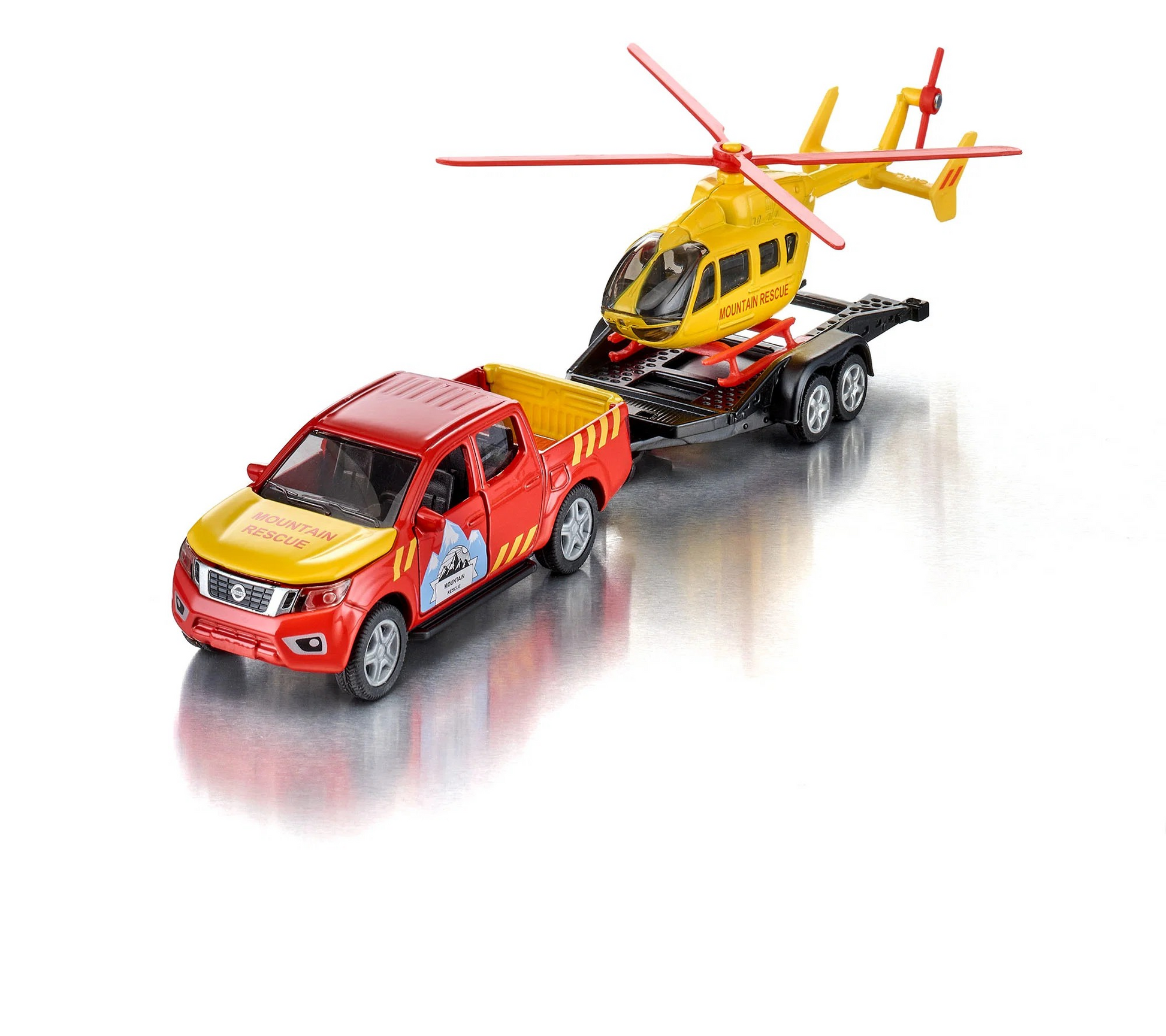 Nissan Navara mit Helikopter