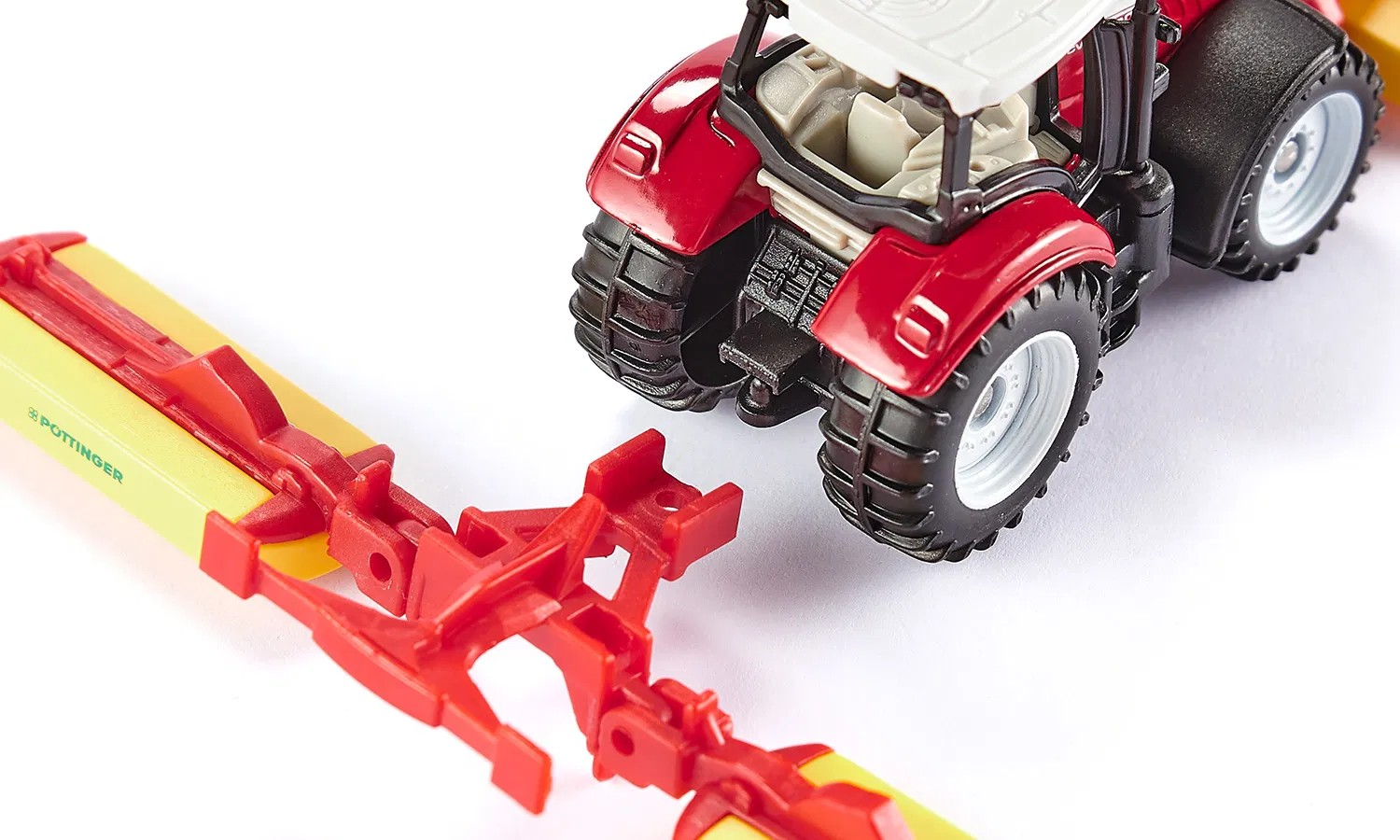Steyr mit Pöttinger Mähwerkskombination